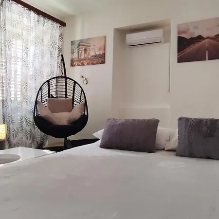 Urban Lights Hideaway Apartment